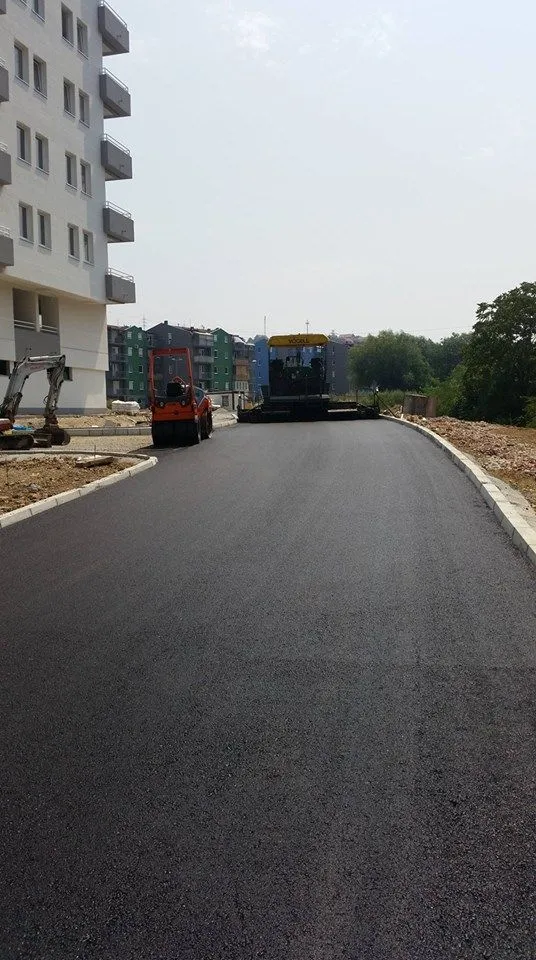 Novoasfaltirana ulica između stambenih zgrada