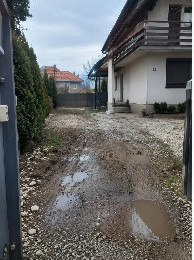 Prilaz porodičnoj kući pre asfaltiranja - blato i šljunak