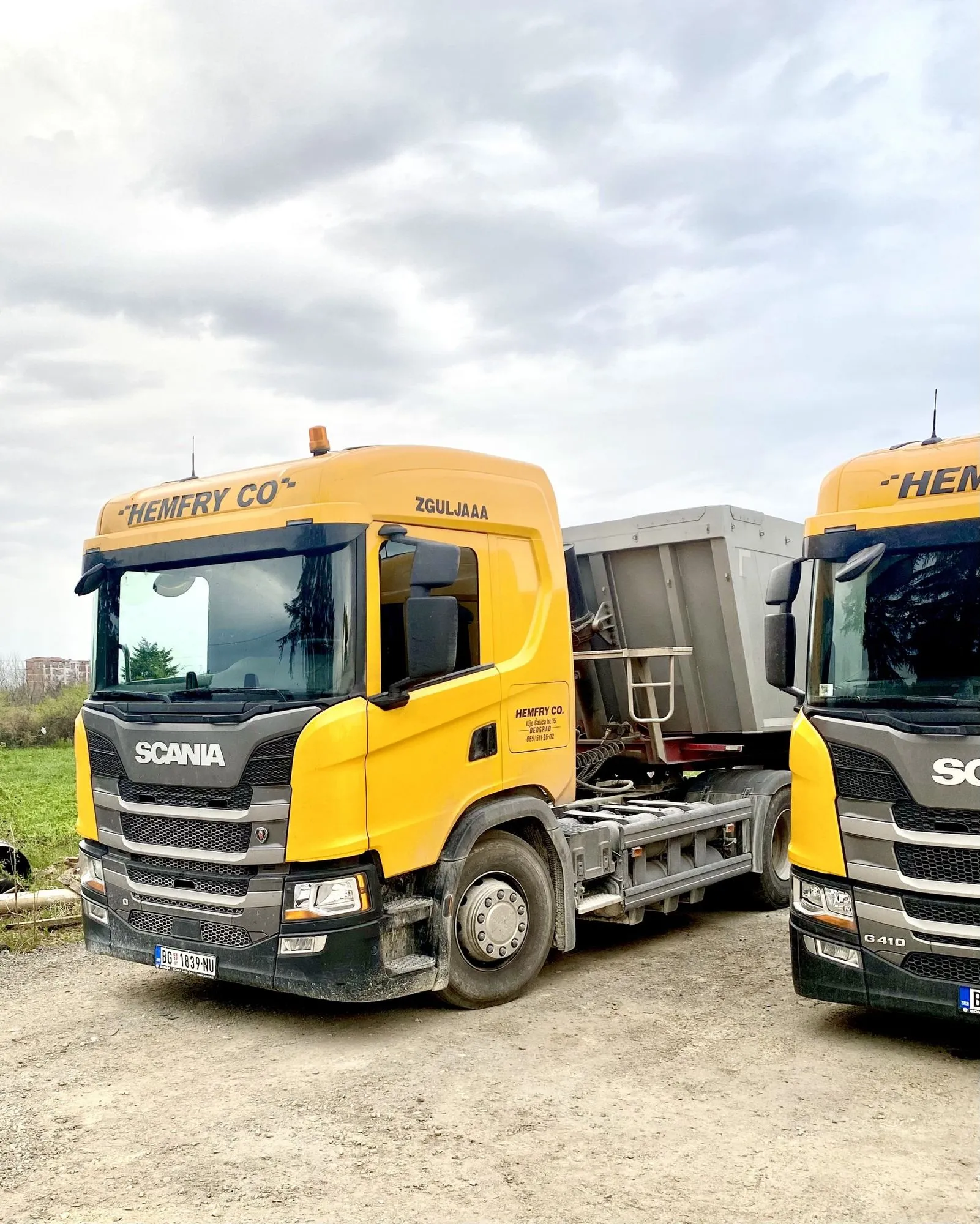 Žuti Scania G410 tegljači sa natpisom Hemfry Co na kabini