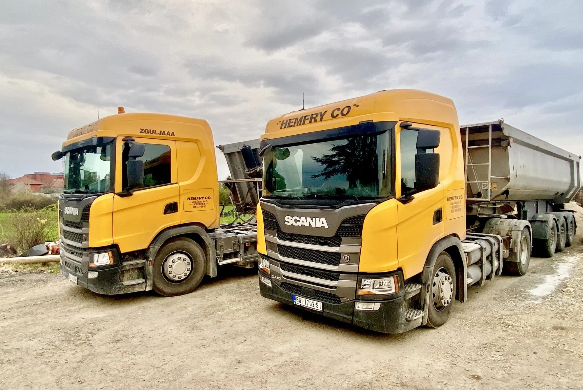 Dva žuta Scania G410 tegljača Hemfry Co sa kiper poluprikolicom