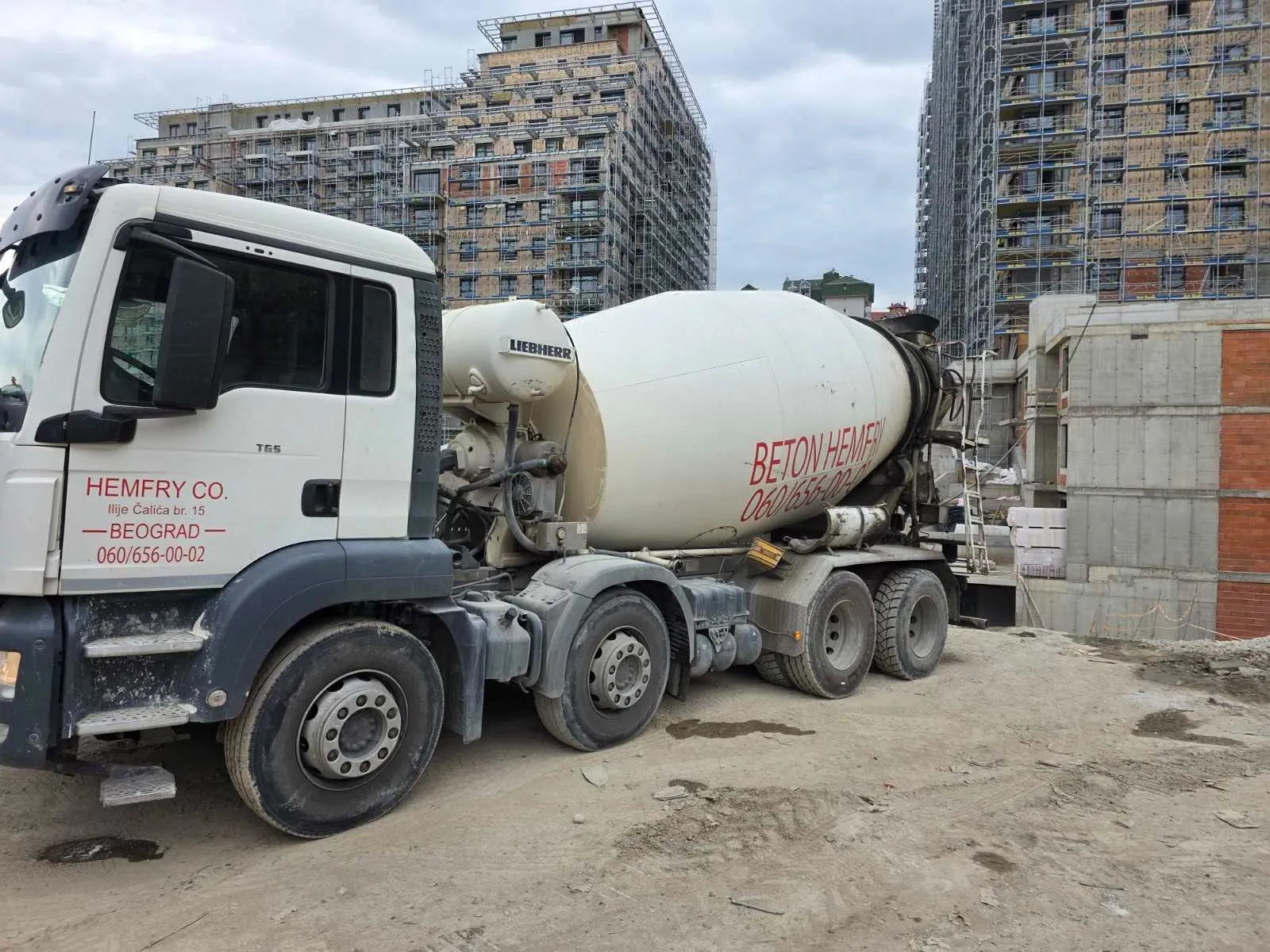 Mikser za beton Hemfry Co na gradilištu stambenog kompleksa