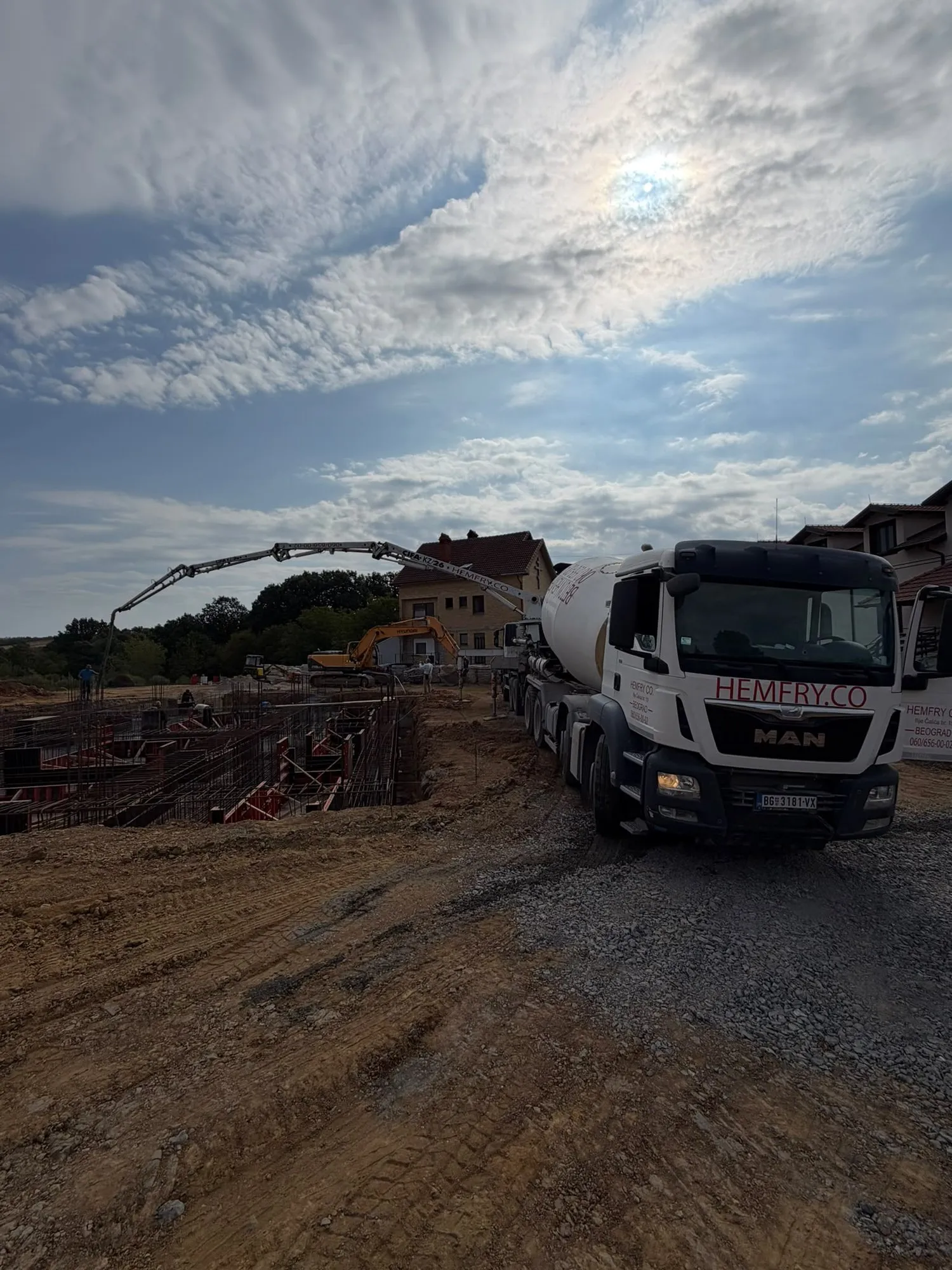 Mikser Hemfry Co i pumpa za beton na gradilištu