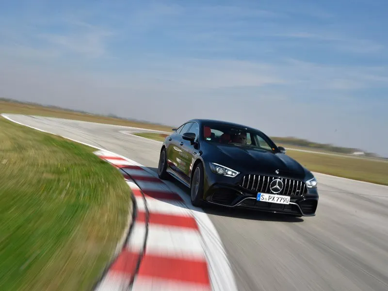 Staza Nacionalne vozačke akademije NAVAK sa automobilom u krivini