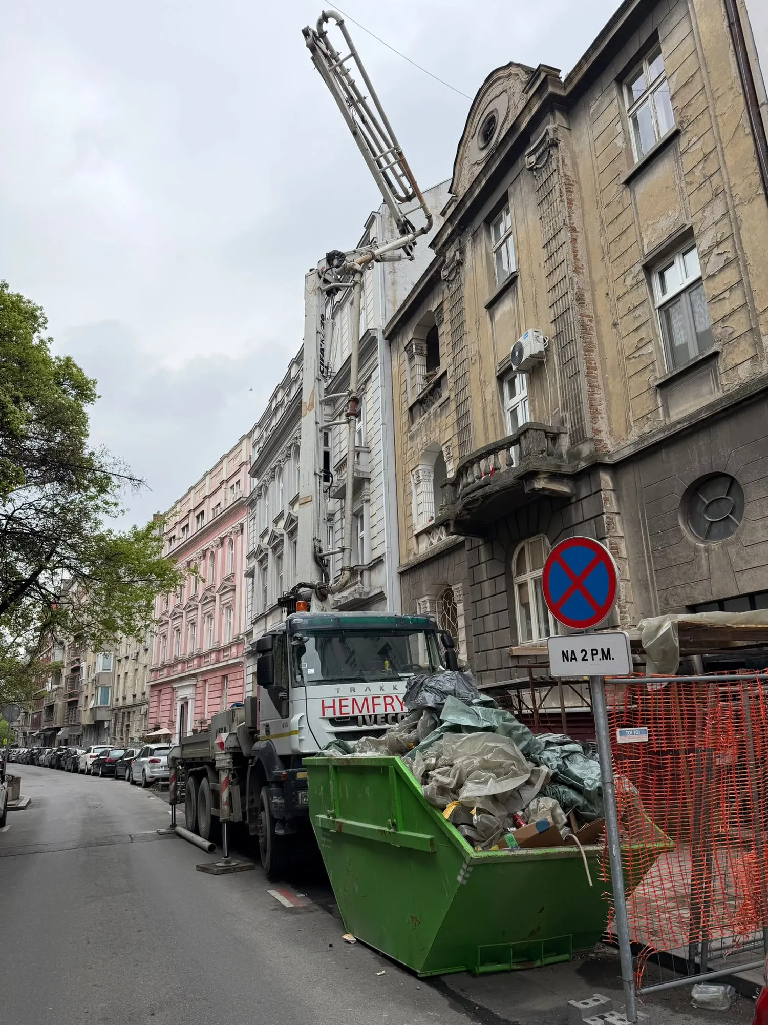 Pumpa za beton Hemfry u gradskoj ulici pored starih zgrada