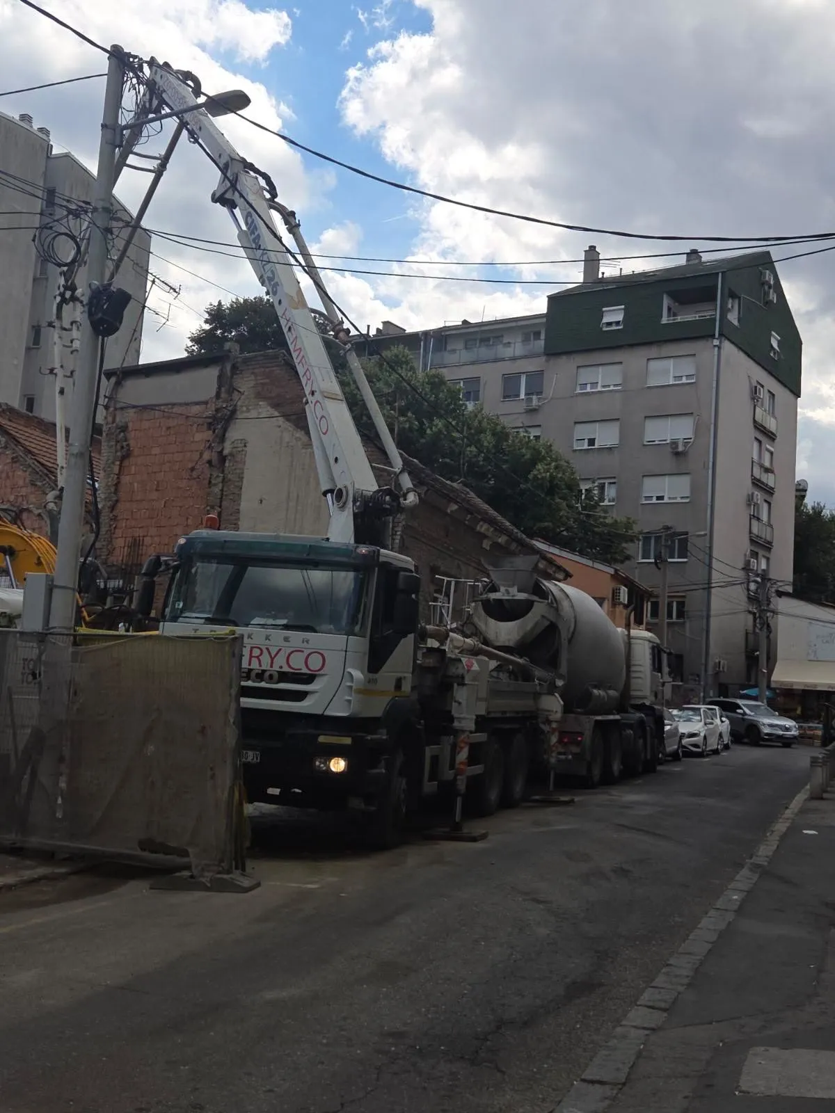 Pumpa za beton i mikser u uskoj gradskoj ulici