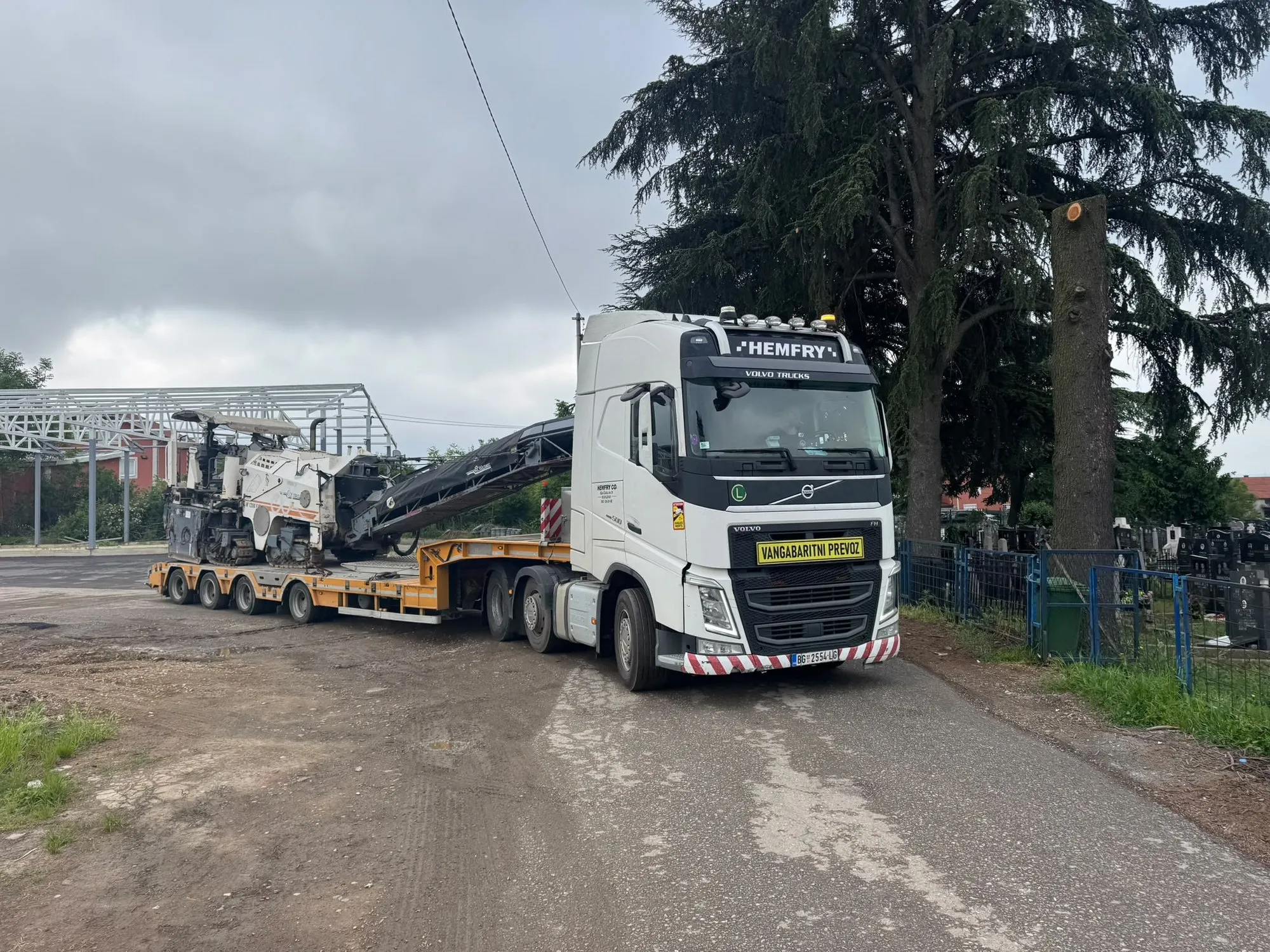 Glodalica Wirtgen na žutoj niskonosećoj prikolici iza Volvo tegljača