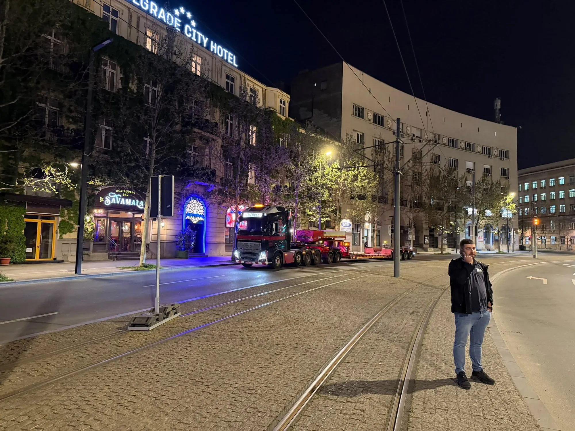 Noćni vangabaritni transport kroz centar Beograda