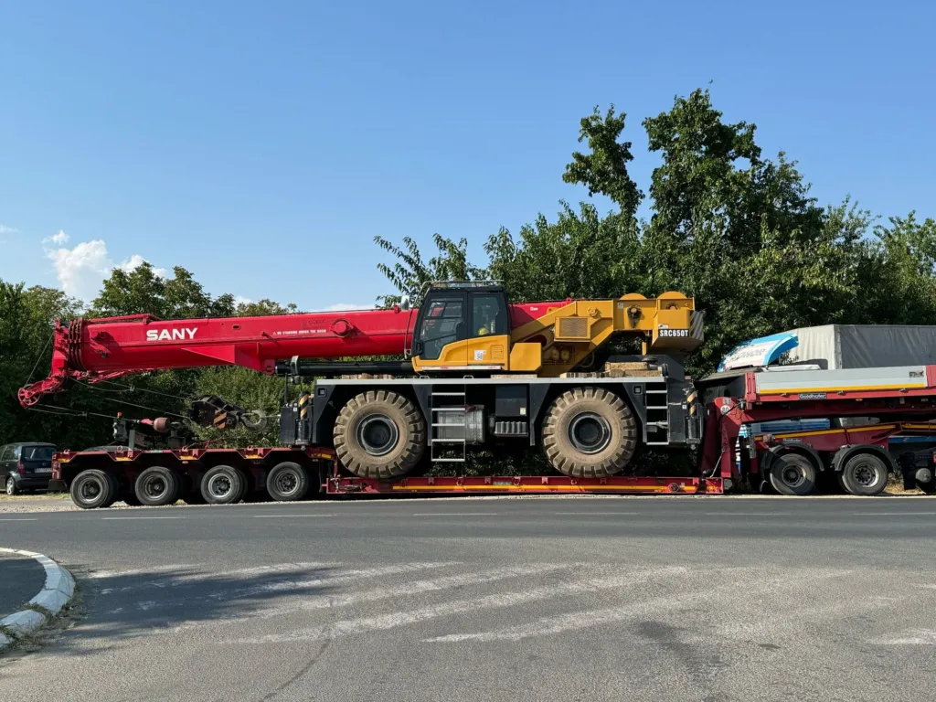 SANY auto-kran na crvenoj višeosovinskoj prikolici Goldhofer