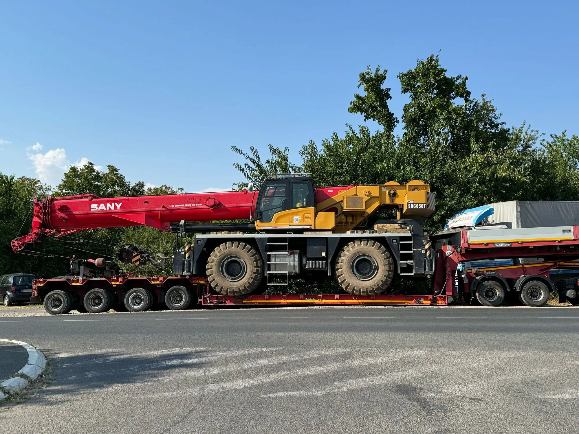 SANY auto-kran na crvenoj višeosovinskoj prikolici Goldhofer