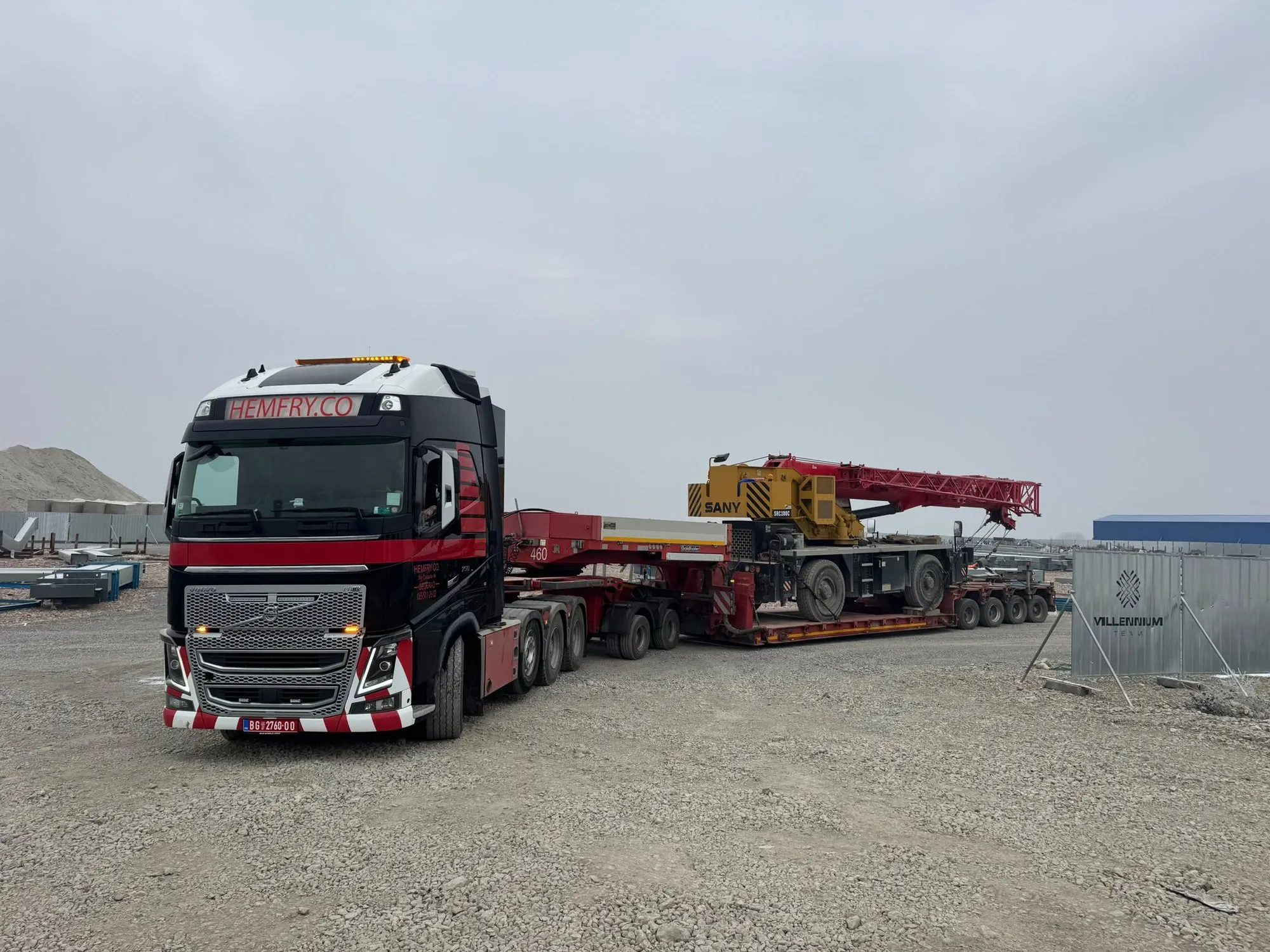 Tegljač Volvo FH16 sa auto-kranom na niskonosećoj prikolici