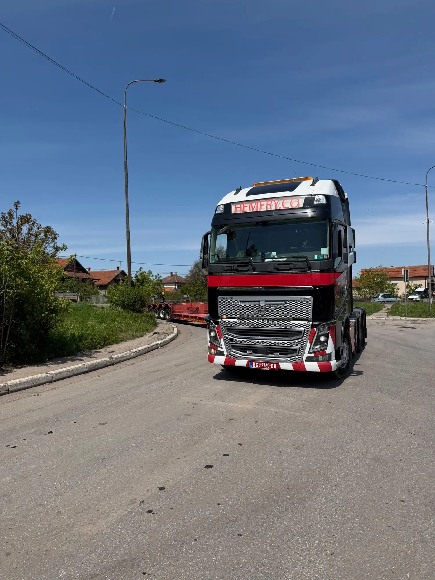 Crno-crveni tegljač Volvo FH16 Hemfry na putu